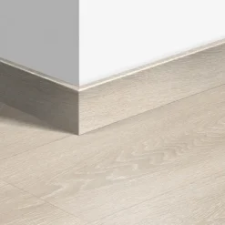 Qs Sokkellist MDF Valley Oak Light Beige 2400x12x58
