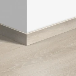 Qs Sokkellist MDF Valley Oak Light Beige 2400x12x58
