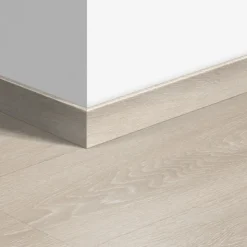 Qs Sokkellist MDF Valley Oak Light Beige 2400x12x58