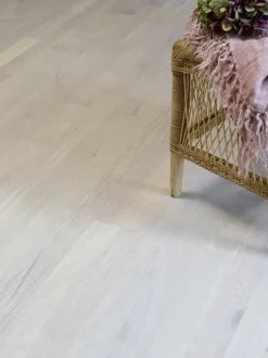 Saga Basic Pearl White Oak Parkett
