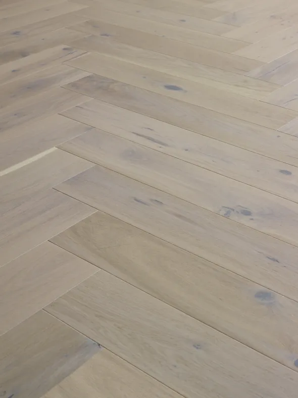 Saga Herringbone Pearl Parkett