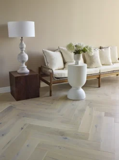Saga Herringbone Pearl Parkett