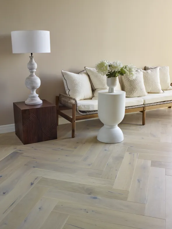 Saga Herringbone Pearl Parkett